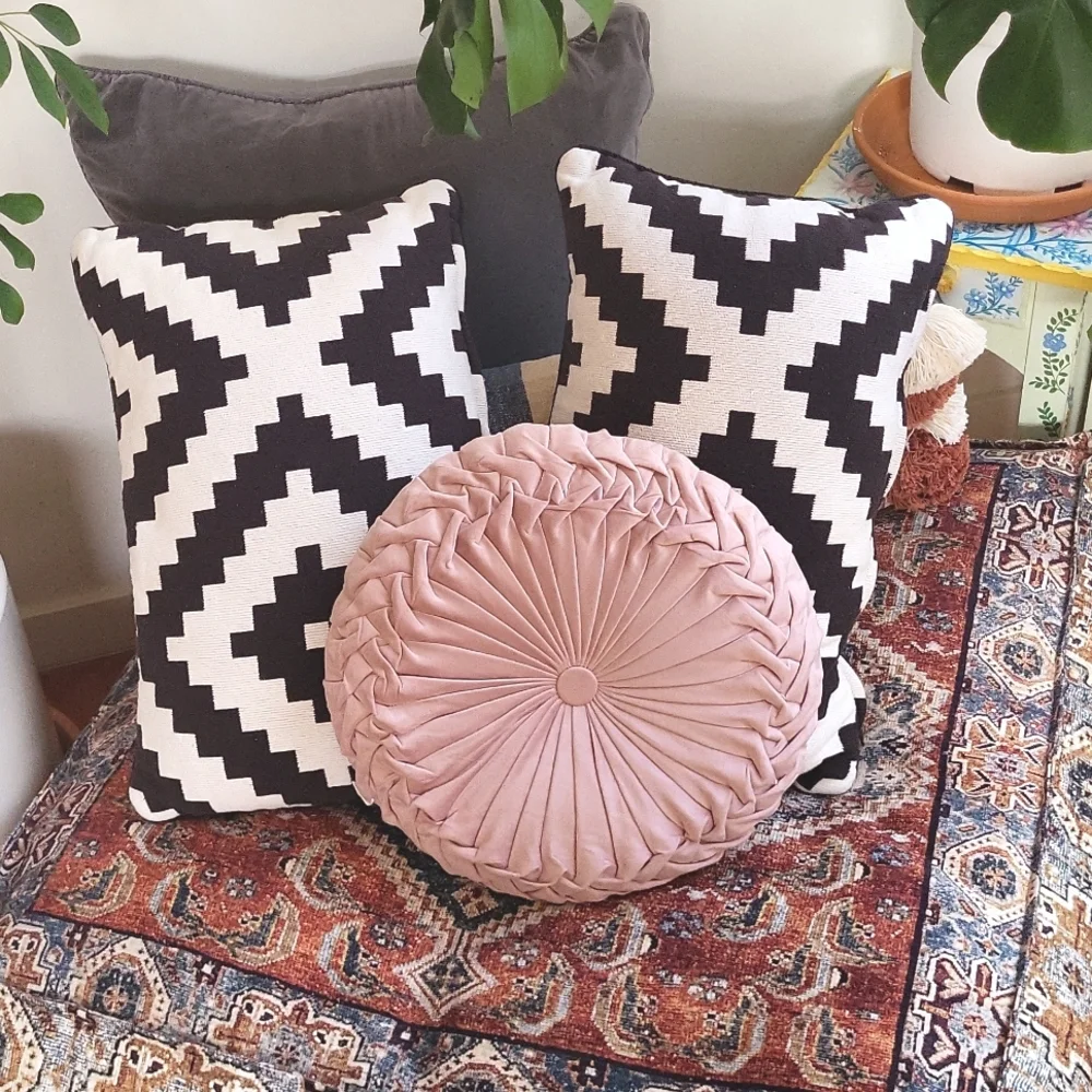 New Round Pintuck Pillow